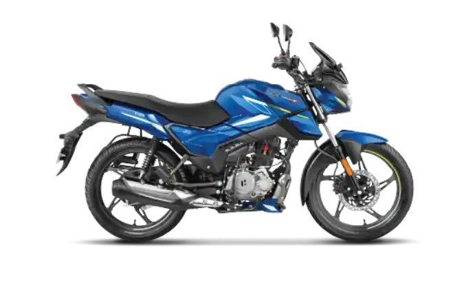 निळ्या रंगाची hero glamour x मोटरसायकल, स्लीक डिझाईनसह, काळ्या सीट आणि चमकदार चाकांसह रस्त्यावर उभी आहे.